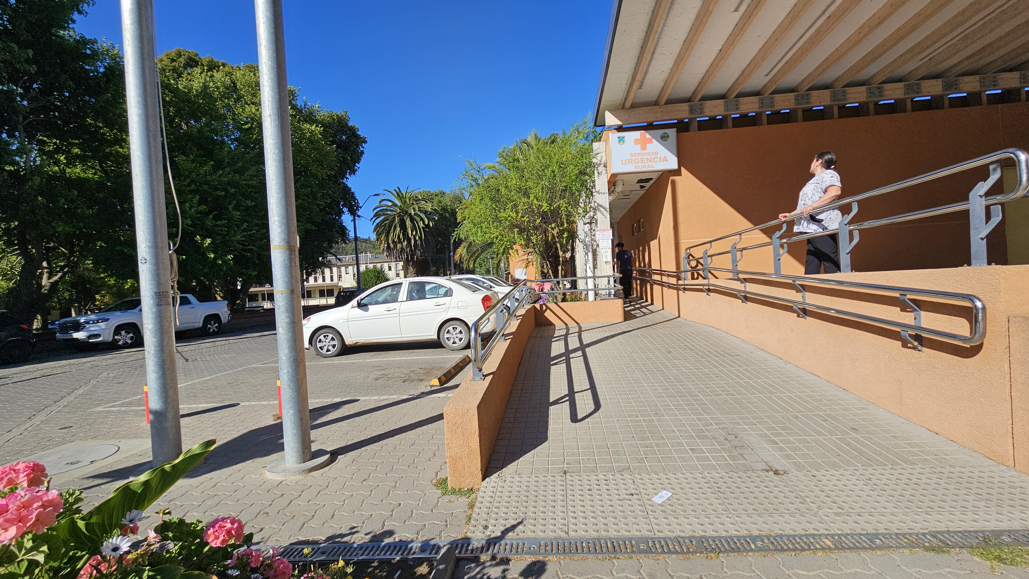 Fotografía del ingreso accesible para el baño accesible del CESFAM